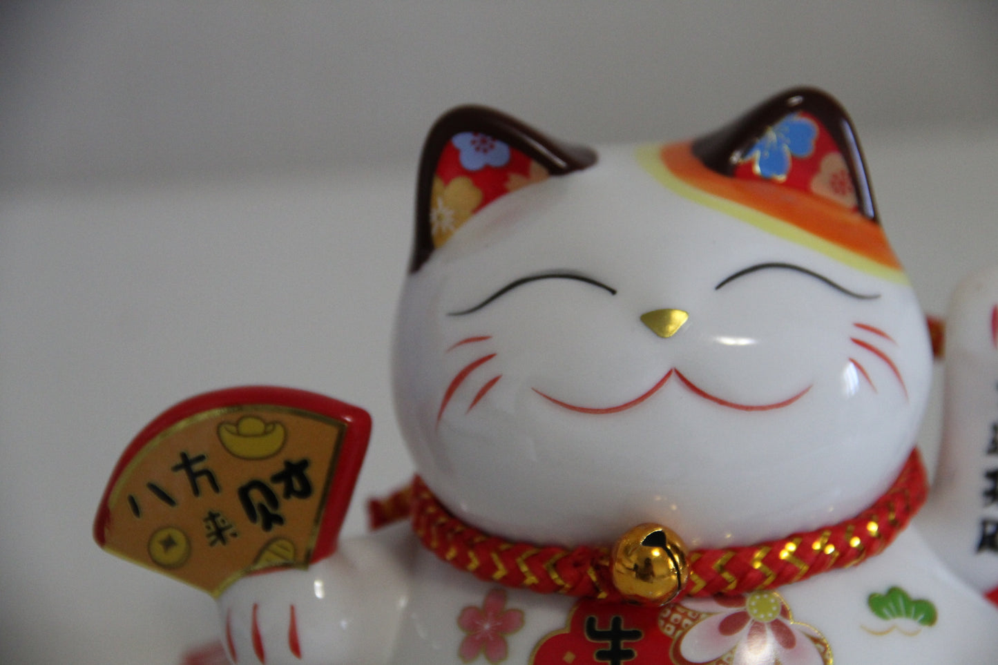 14cm 5.5 inches Ceramic Maneki Neko Lucky Cat auto waving hand with battery call fortune and good luck