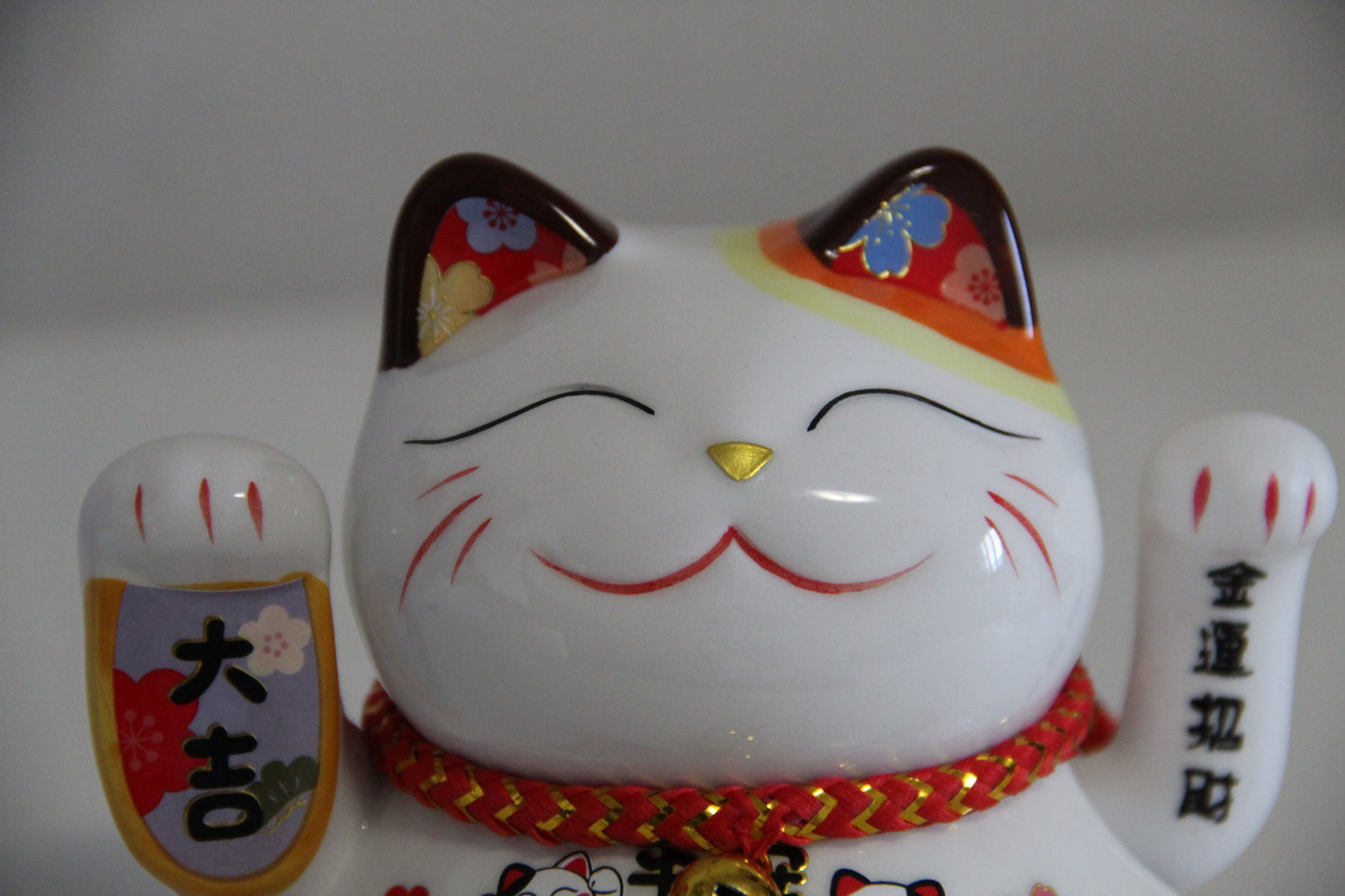 14cm 5.5 inches Ceramic Maneki Neko Lucky Cat auto waving hand with battery call fortune and good luck