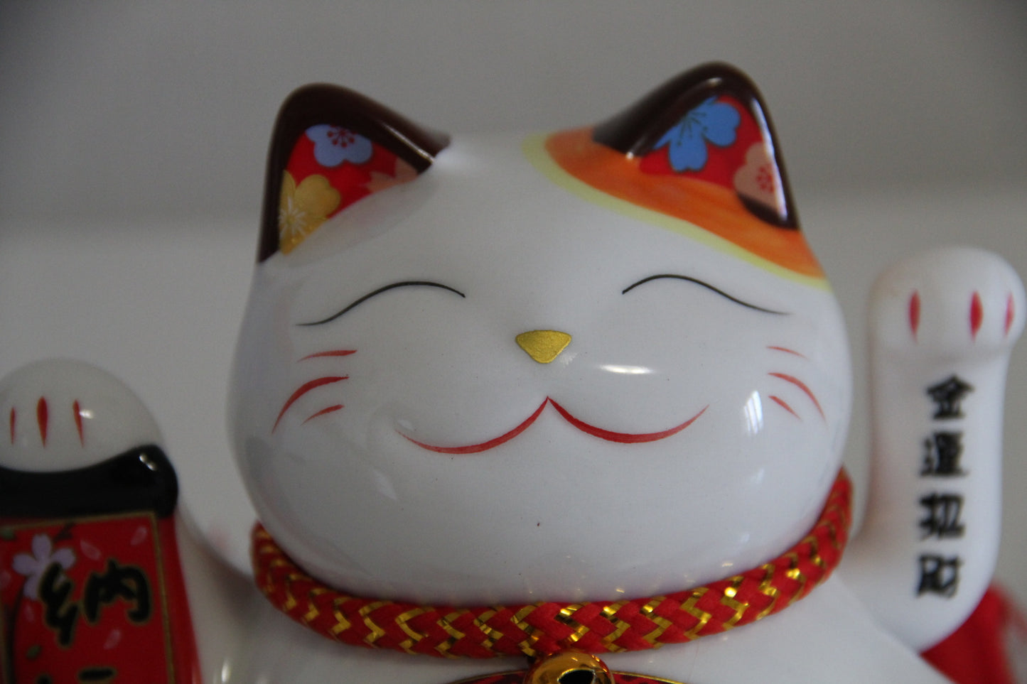 14cm 5.5 inches Ceramic Maneki Neko Lucky Cat auto waving hand with battery call fortune and good luck