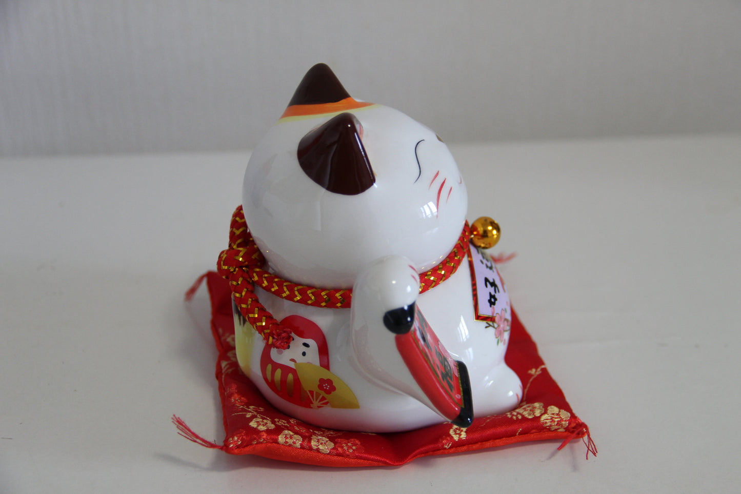 14cm 5.5 inches Ceramic Maneki Neko Lucky Cat auto waving hand with battery call fortune and good luck
