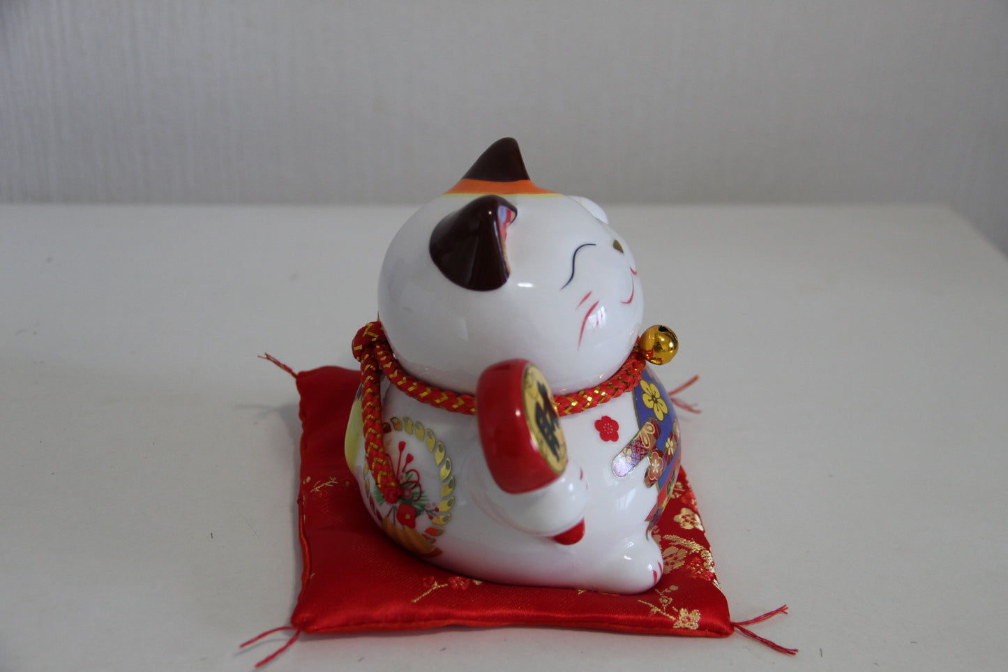 14cm 5.5 inches Ceramic Maneki Neko Lucky Cat auto waving hand with battery call fortune and good luck