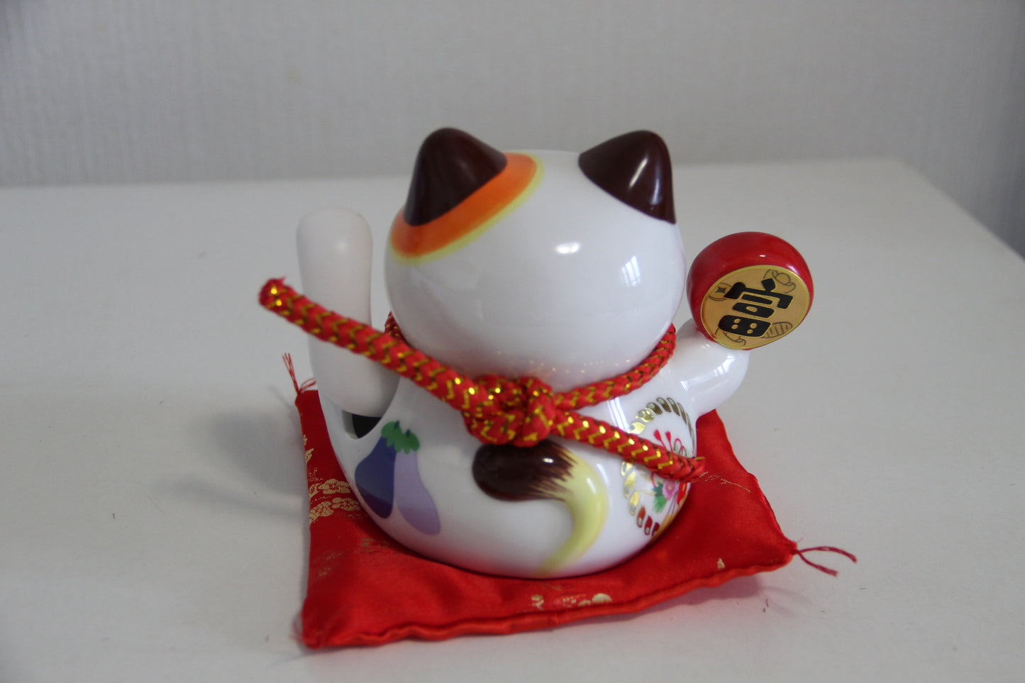 14cm 5.5 inches Ceramic Maneki Neko Lucky Cat auto waving hand with battery call fortune and good luck