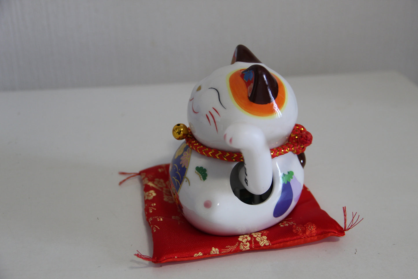 14cm 5.5 inches Ceramic Maneki Neko Lucky Cat auto waving hand with battery call fortune and good luck